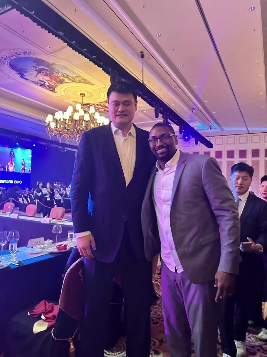 阿泰斯特曬與姚明合照：這是我最喜歡的隊(duì)友 姚??！