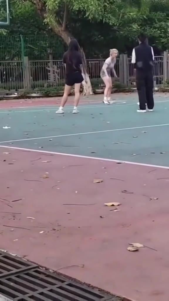 上來(lái)就背打女生的男人，真的活該沒(méi)有女朋友啊
