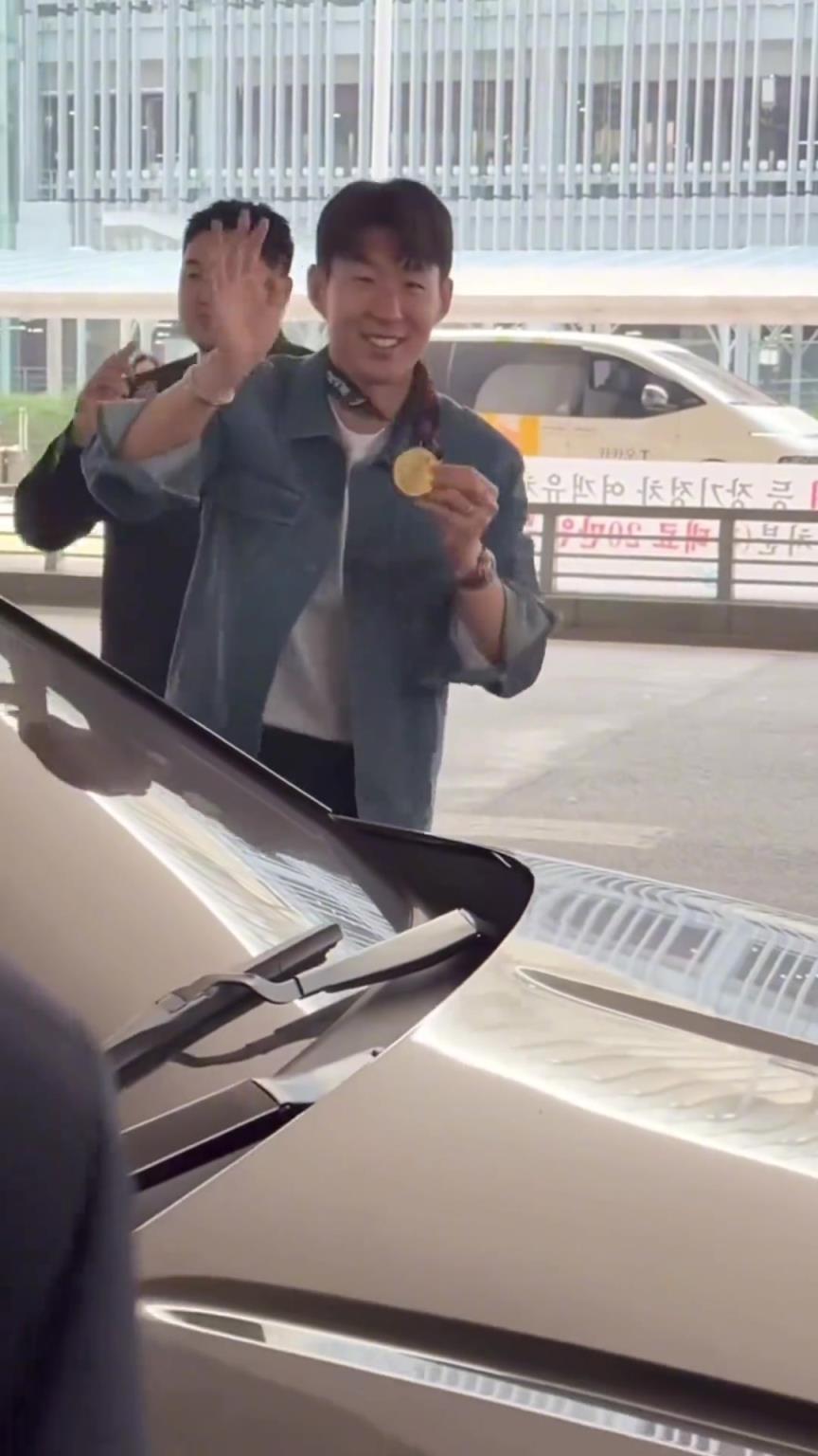衣錦還鄉(xiāng)！孫興慜返回韓國(guó)，眾多女球迷讓其把歐聯(lián)獎(jiǎng)牌戴上