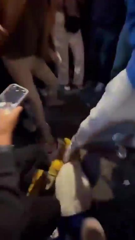 驚！尼克斯大勝步行者后，哈利伯頓遭主場(chǎng)球迷群毆