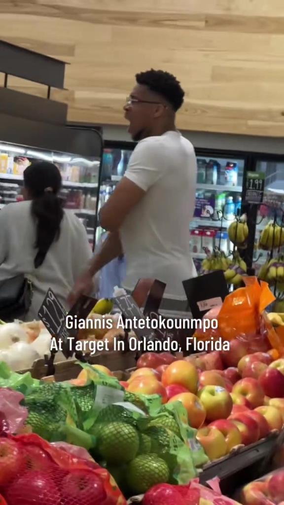 好男人?。∽帜父缭趭W蘭多度假 陪妻子一起逛超市