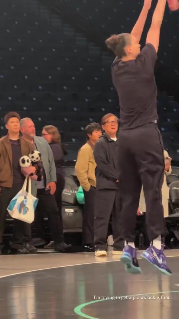 71歲成龍現(xiàn)身巴克萊中心看女籃比賽：她們投籃怎么那么準(zhǔn)?。?！
