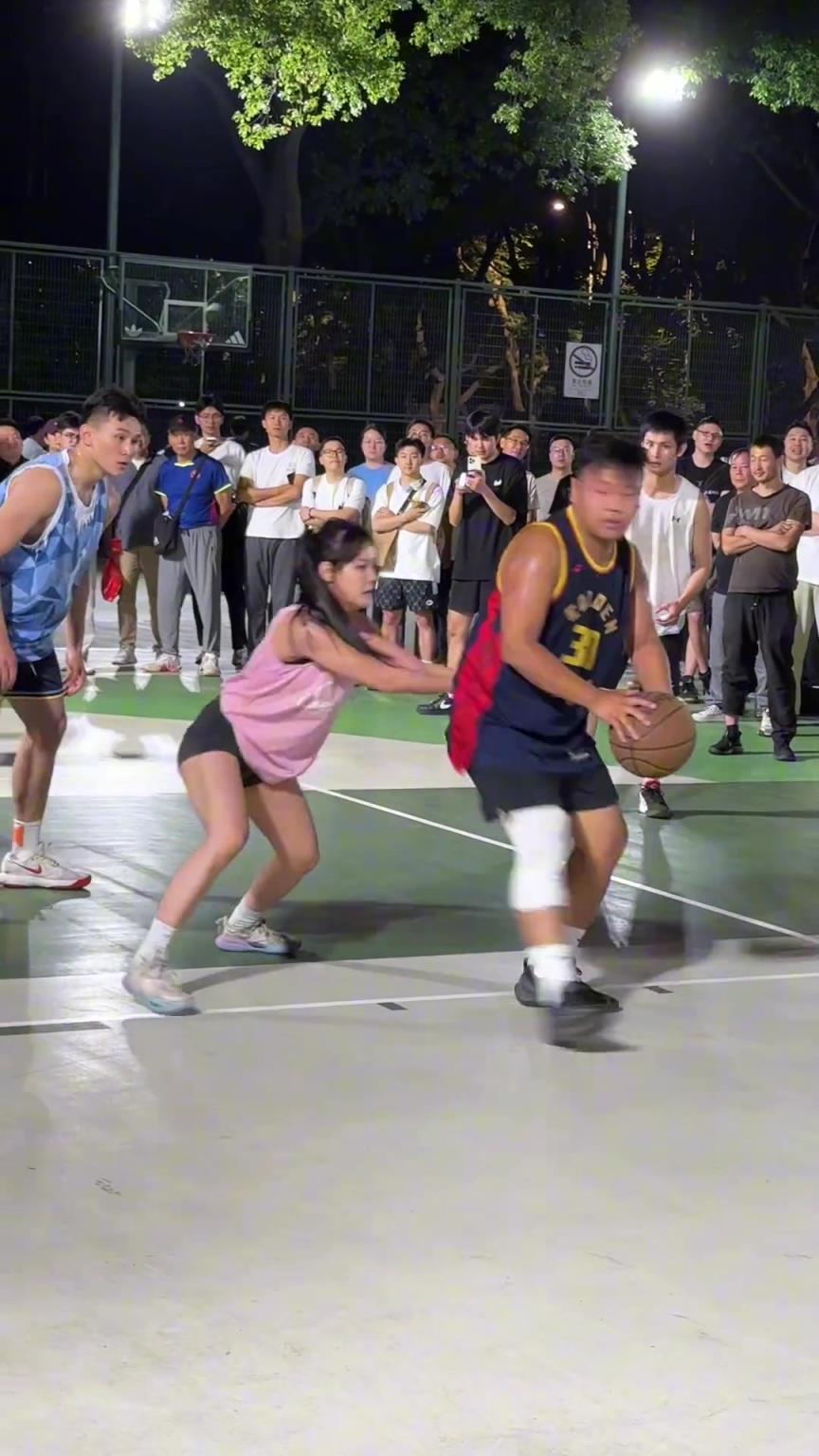 這哥們看見防自己的是女生，一個勁背打，球也不傳了